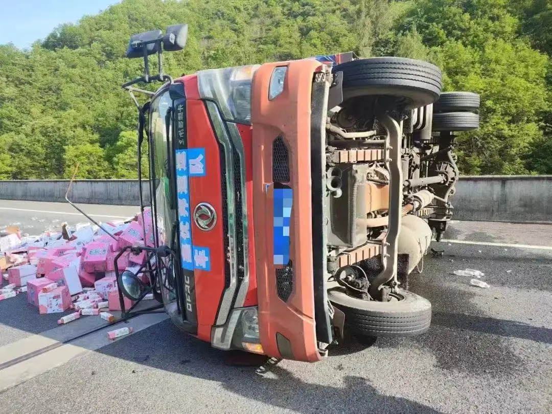 貨車側(cè)翻“爆”裝備，漢中的他們化身“搬運小哥”！?