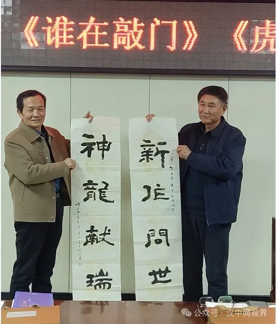 作家朱軍《藍(lán)色經(jīng)緯》等三部文學(xué)新著發(fā)布座談會(huì)召開
