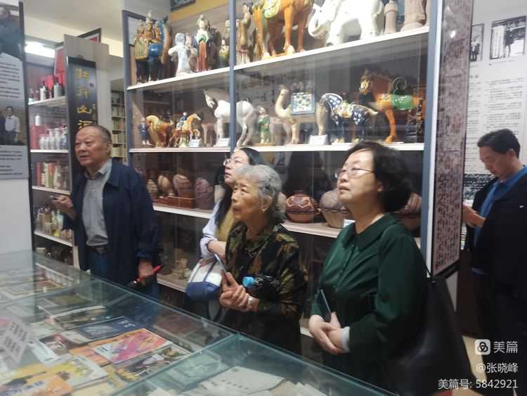 漢中老年大學(xué)詩(shī)詞學(xué)會(huì)參訪王蓬文學(xué)館紀(jì)實(shí)