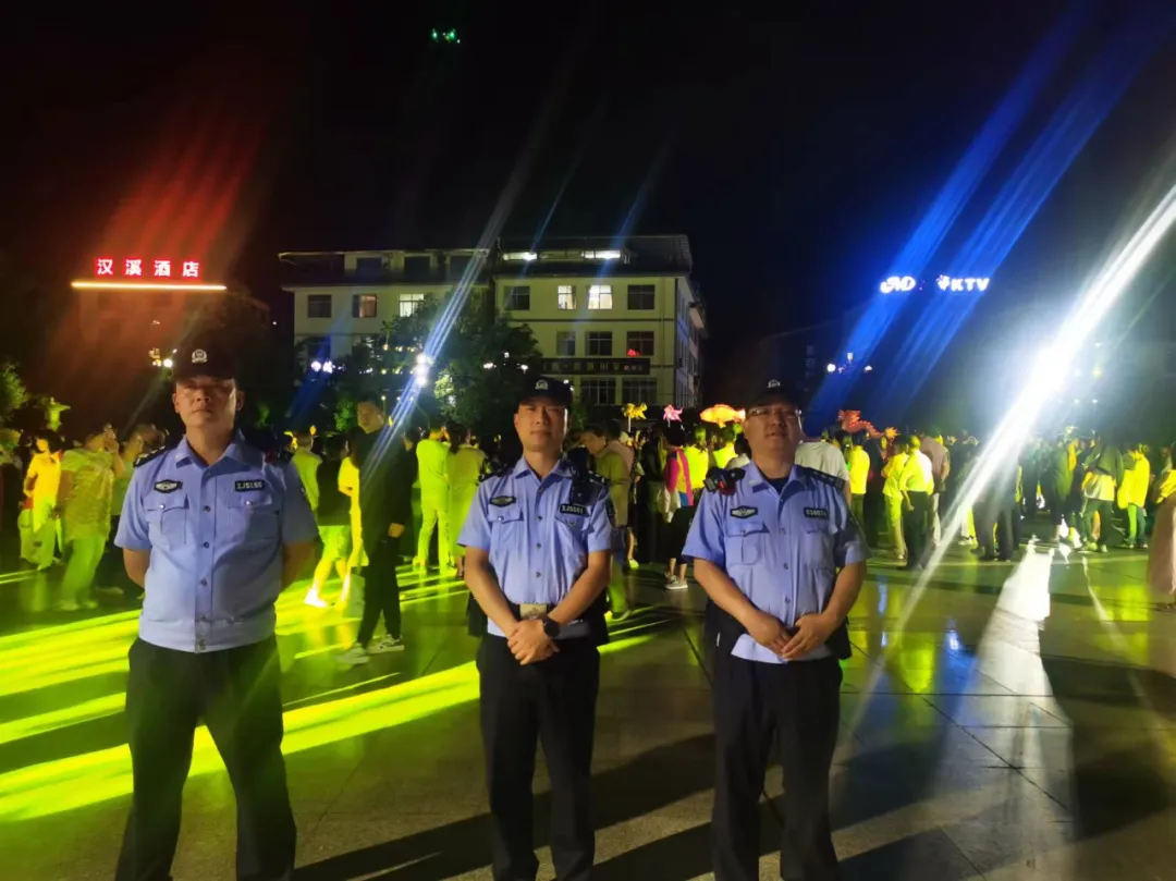 留壩縣公安局“五強(qiáng)化”扎實(shí)開展夏夜治安巡查宣防集中統(tǒng)一行動(dòng)