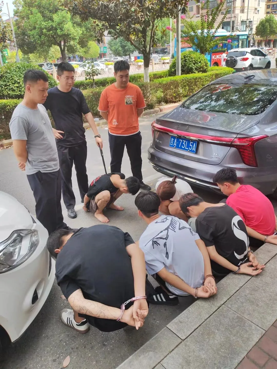 拉車門“碰運(yùn)氣”？漢中破獲一起團(tuán)伙盜竊案件