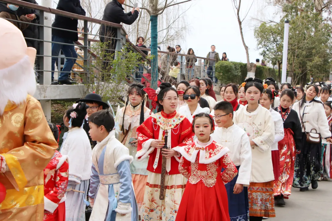 我們的節(jié)日·歡樂中國年丨西鄉(xiāng)：漢服巡游！太！驚！艷！