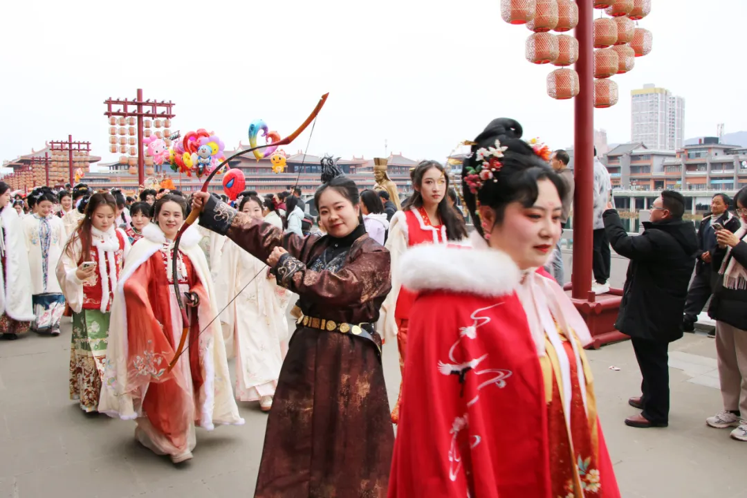 我們的節(jié)日·歡樂中國年丨西鄉(xiāng)：漢服巡游！太！驚！艷！