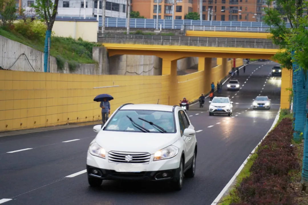 出行方便了！漢中興漢新區(qū)惠府路主車道通車！