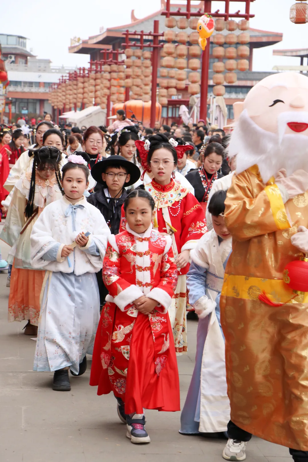 我們的節(jié)日·歡樂中國年丨西鄉(xiāng)：漢服巡游！太！驚！艷！