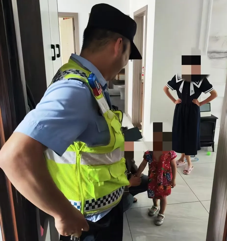 兩歲萌娃溜出家，民警化身奶爸找到家