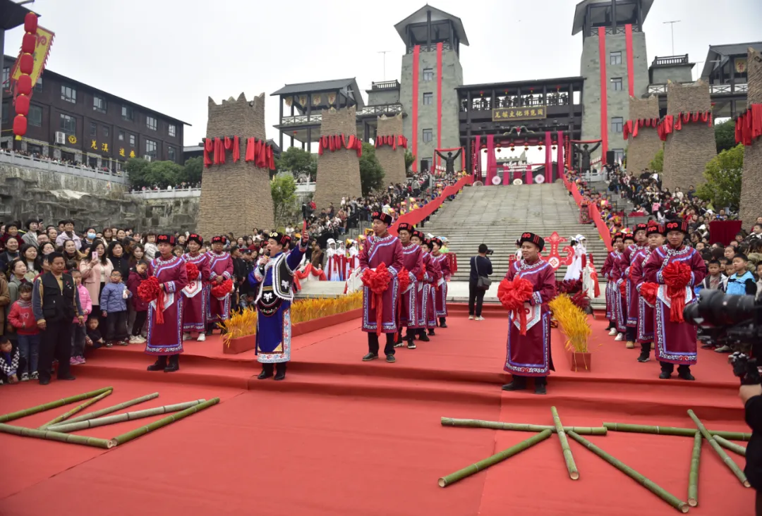 寧強(qiáng)“情定羌州·緣來(lái)是你”大型羌族集體婚禮浪漫開啟