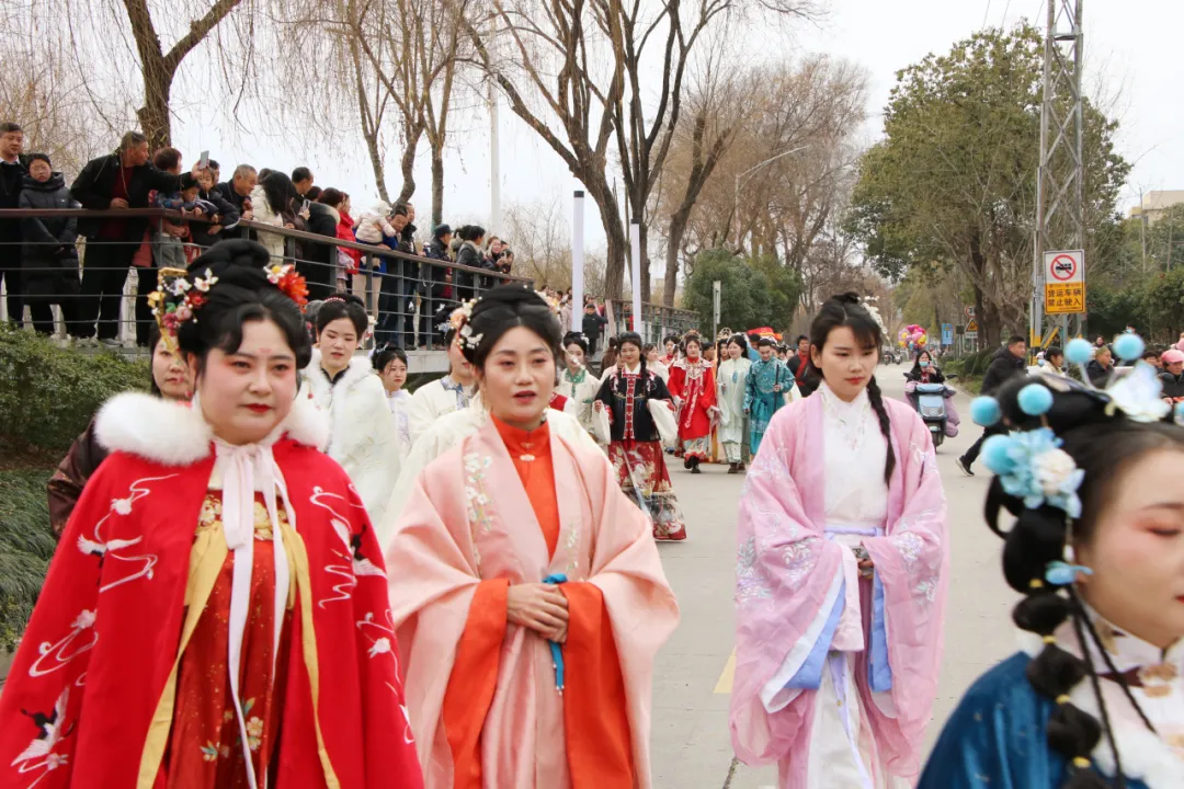 我們的節(jié)日·歡樂中國年丨西鄉(xiāng)：漢服巡游！太！驚！艷！