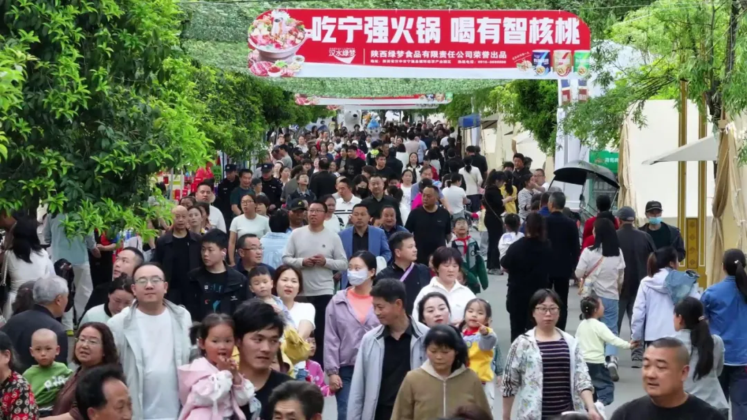 寧強(qiáng)縣第二屆羌族火鍋美食季啟幕！熱辣鮮香點(diǎn)燃漢江源→