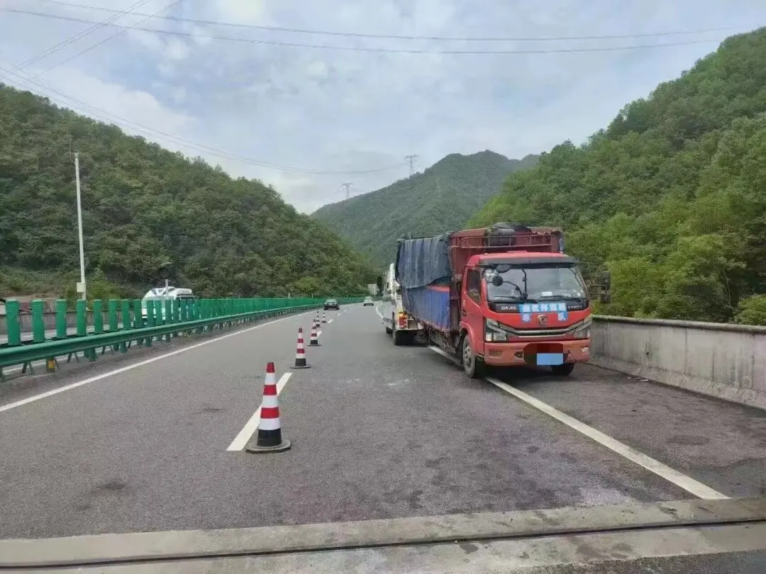 貨車側(cè)翻“爆”裝備，漢中的他們化身“搬運小哥”！?