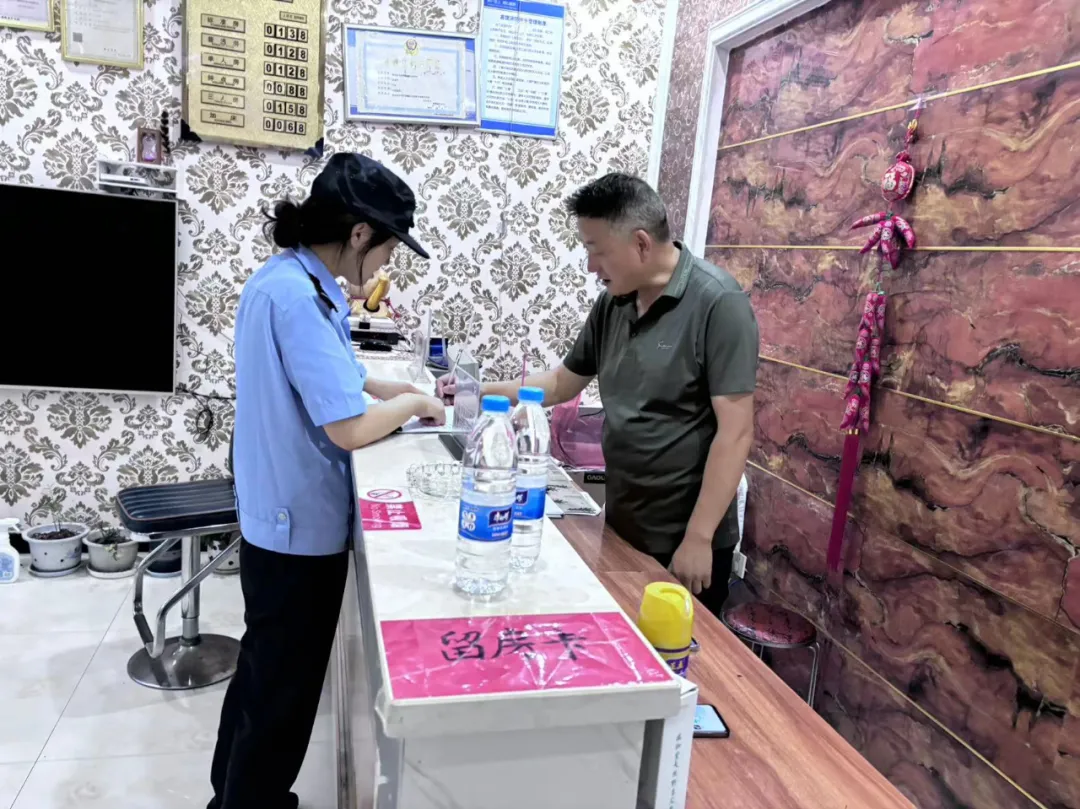 留壩縣公安局“五強(qiáng)化”扎實(shí)開展夏夜治安巡查宣防集中統(tǒng)一行動(dòng)
