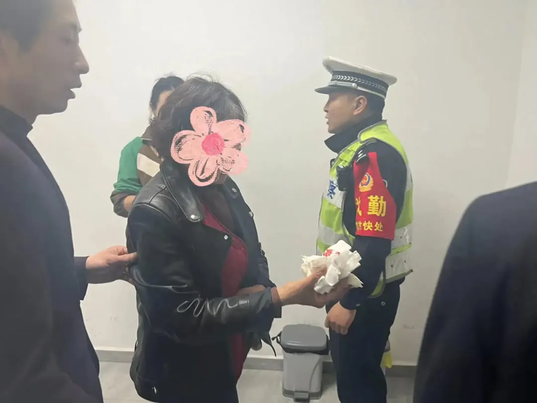 斷指群眾求助，漢中高速交警緊急護送就醫(yī)