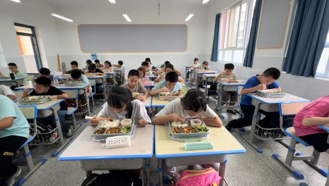 讓學生吃得好睡得香！漢中推進校內(nèi)午餐午休→