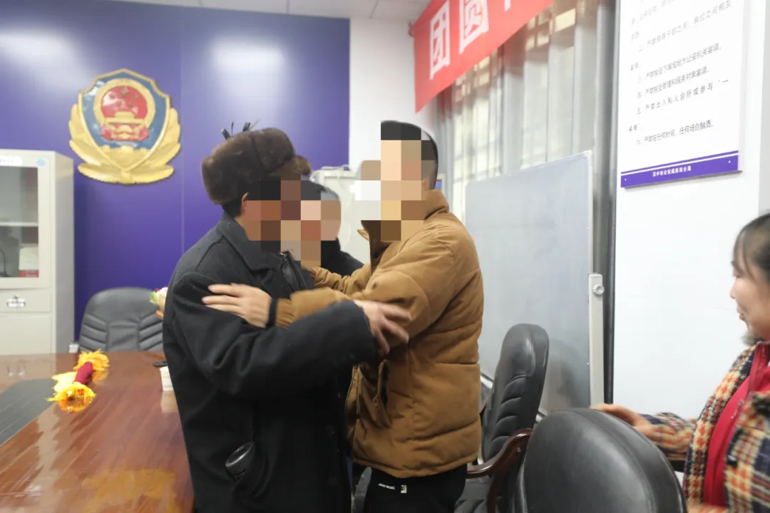 一個(gè)擁抱，父母等了26年！南鄭公安助力家庭團(tuán)圓之夢(mèng)