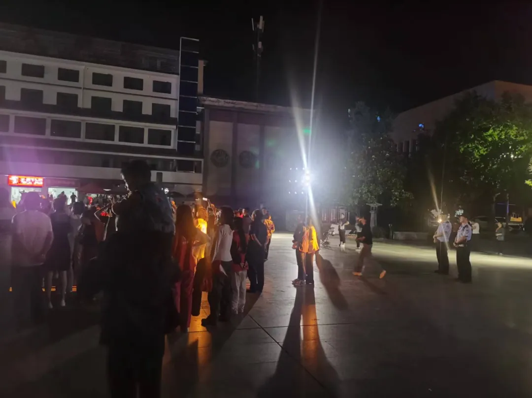 留壩縣公安局“五強(qiáng)化”扎實(shí)開展夏夜治安巡查宣防集中統(tǒng)一行動(dòng)