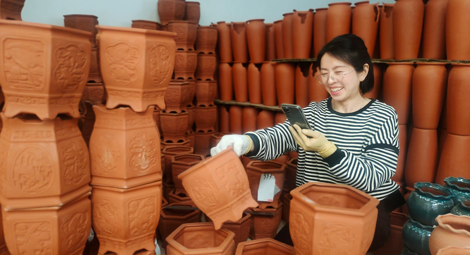 彭加榮的妻子在直播間介紹產(chǎn)品。.jpg