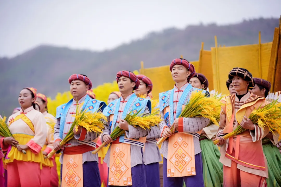 2025年全國春季“村晚”示范展示暨陜南民歌實景劇《風起巴山》首演圓滿落幕！