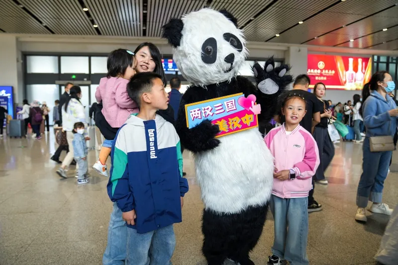 張騫、諸葛亮、“秦嶺四寶”齊現(xiàn)高鐵站，文化氛圍拉滿！