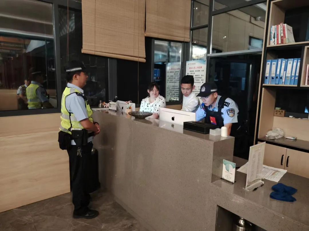 留壩縣公安局“五強(qiáng)化”扎實(shí)開展夏夜治安巡查宣防集中統(tǒng)一行動(dòng)