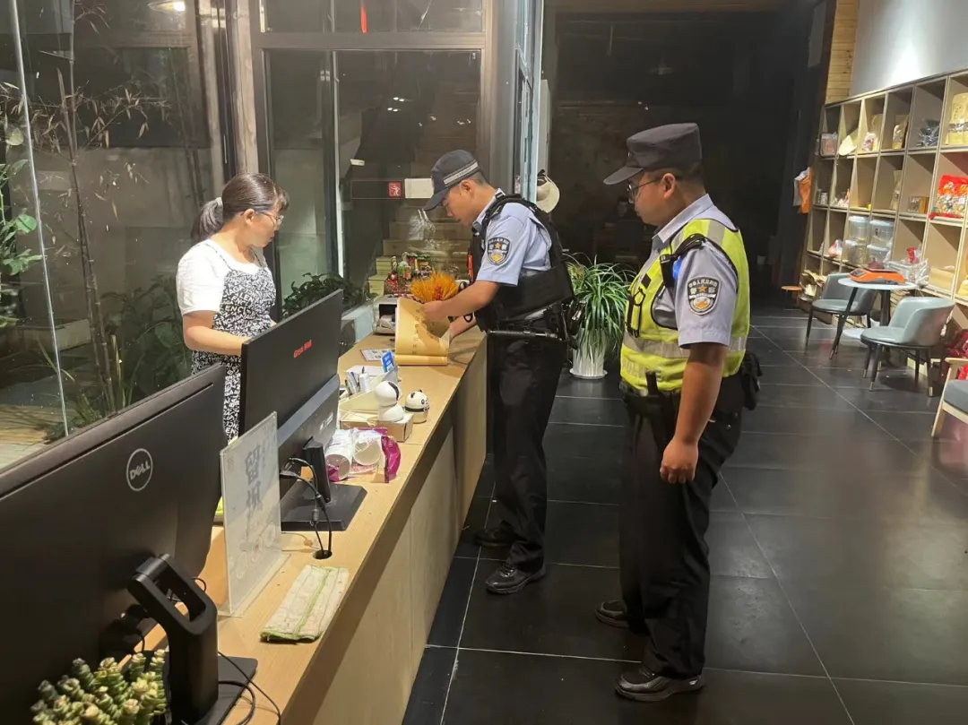 留壩縣公安局“五強(qiáng)化”扎實(shí)開展夏夜治安巡查宣防集中統(tǒng)一行動(dòng)