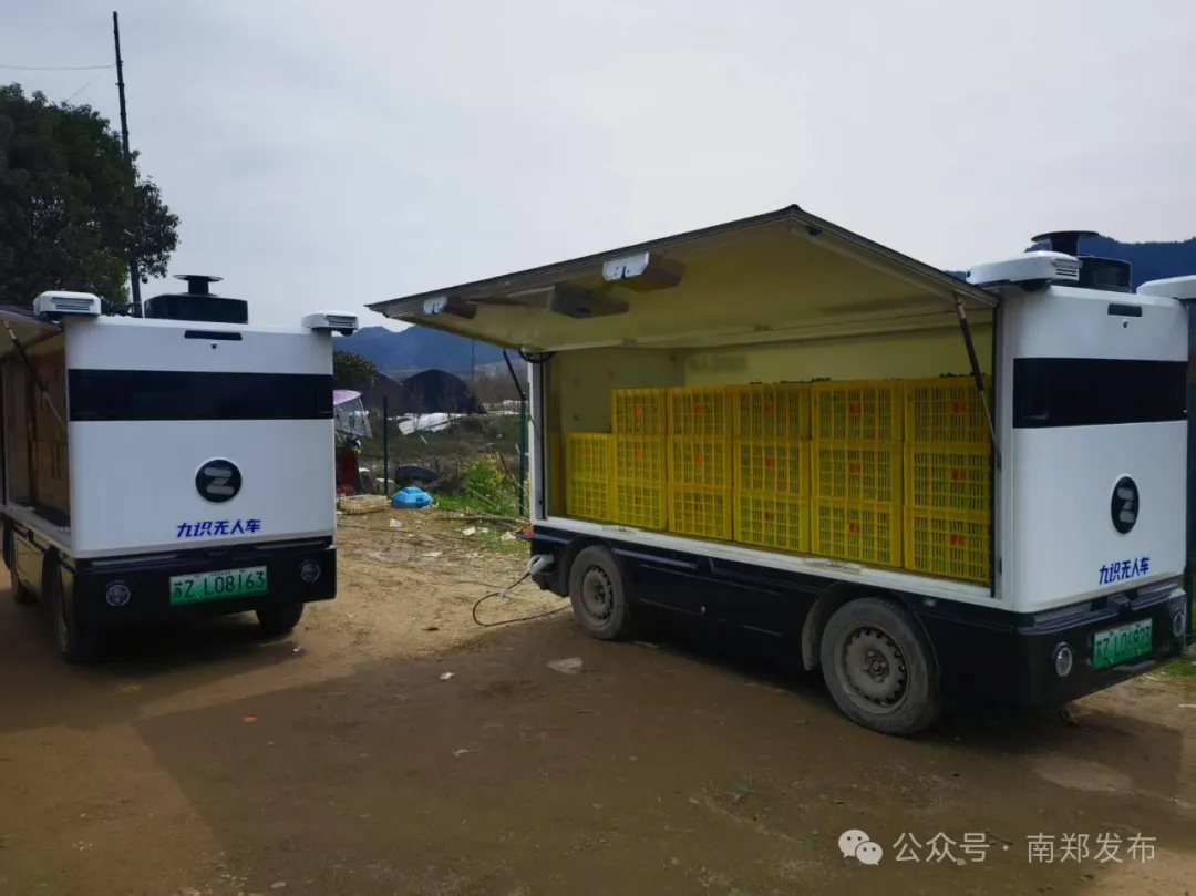 漢中田間地頭出現(xiàn)無(wú)人運(yùn)輸車(chē)