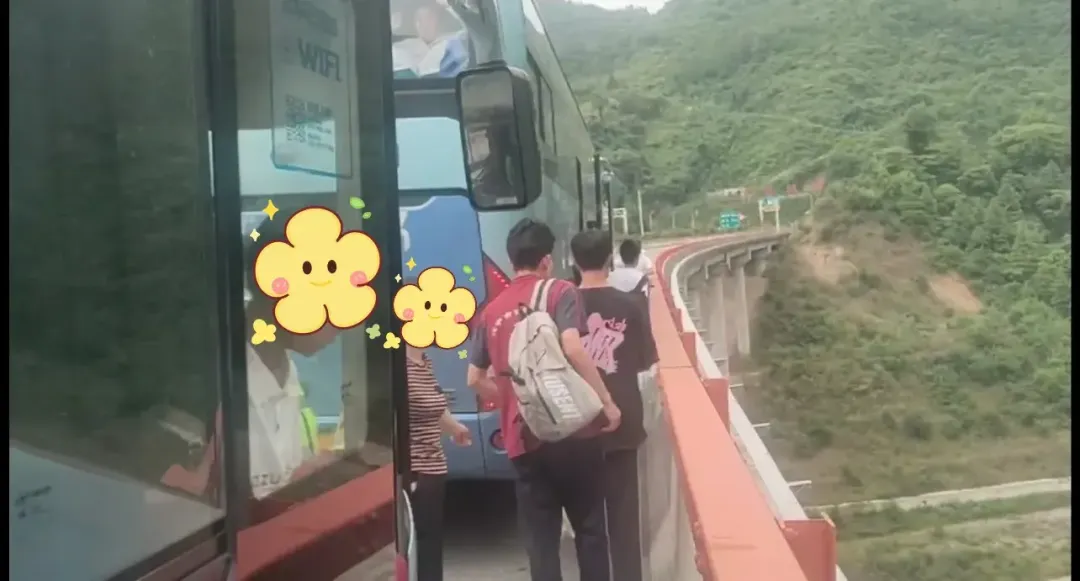 大巴故障46名學(xué)生被困高速，漢中交警迅速救援保平安