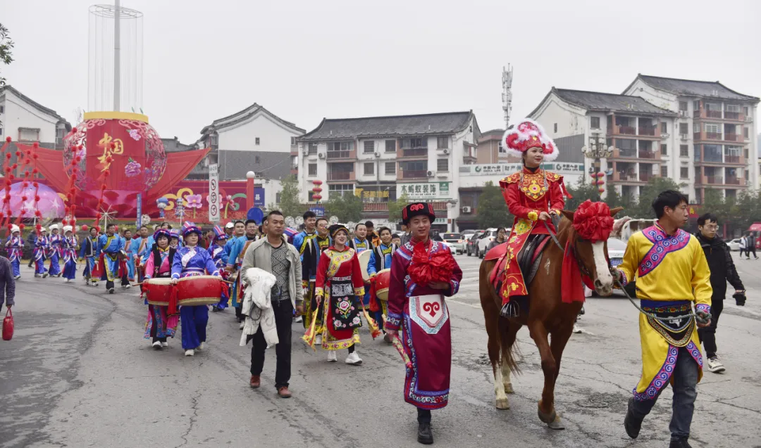 寧強(qiáng)“情定羌州·緣來(lái)是你”大型羌族集體婚禮浪漫開啟