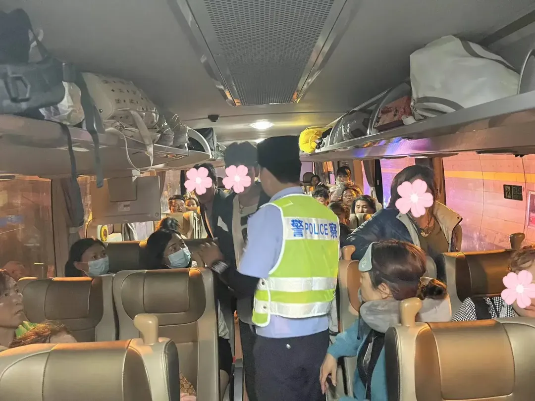 大巴車故障困高速，漢中交警救助暖人心！