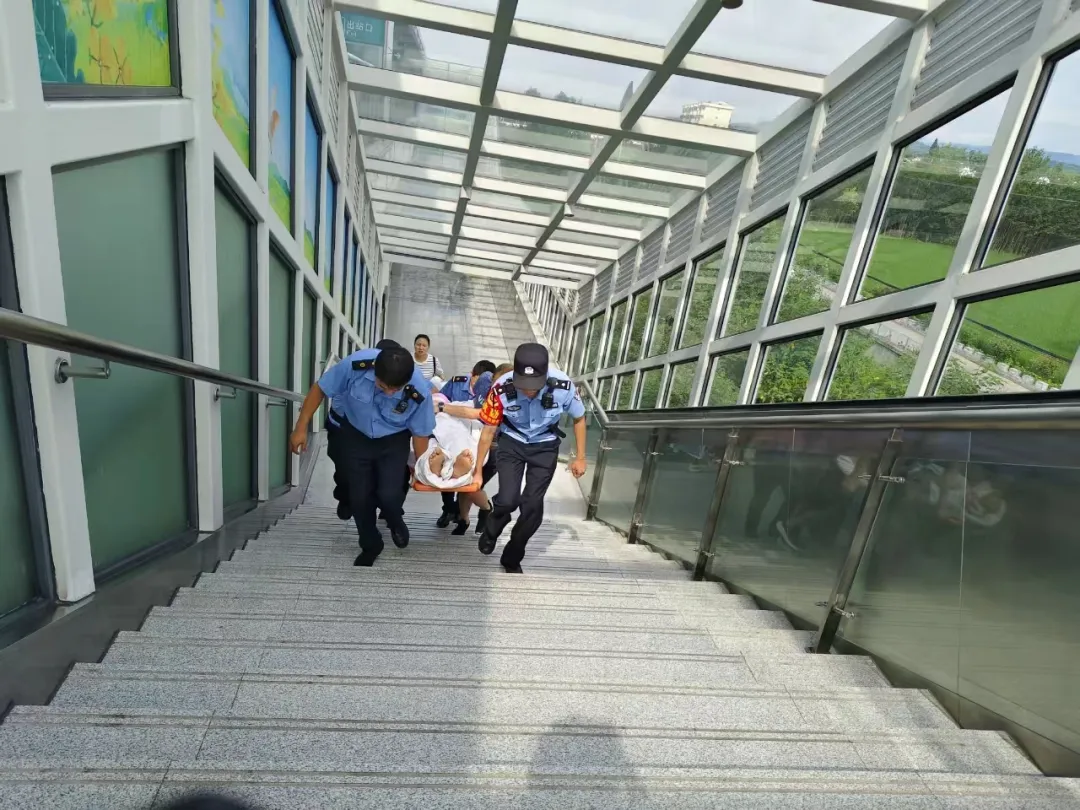 老人家中重傷急需出外救治！洋縣西站全力協(xié)調(diào)速達(dá)西安！