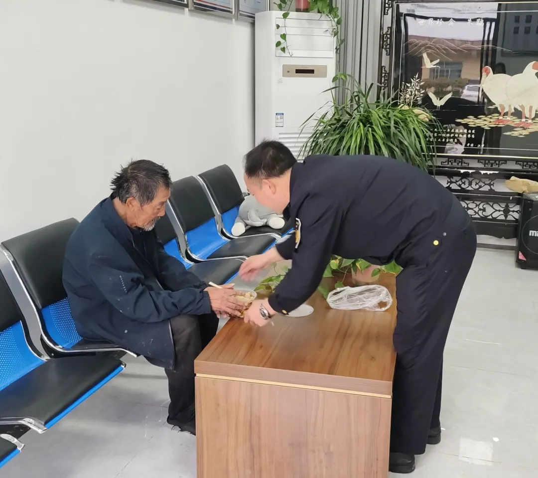暖心︱八旬老人迷路，公路人幫助回家