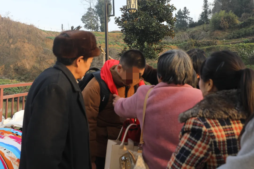 一個(gè)擁抱，父母等了26年！南鄭公安助力家庭團(tuán)圓之夢(mèng)