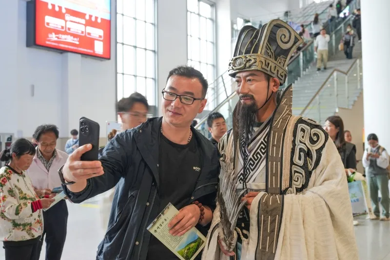 張騫、諸葛亮、“秦嶺四寶”齊現(xiàn)高鐵站，文化氛圍拉滿！