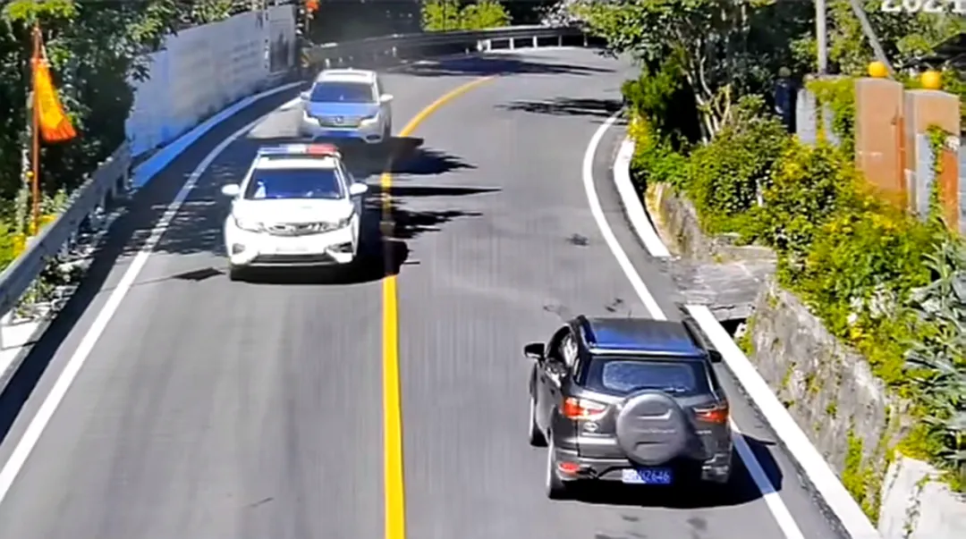 “別怕！跟著警車走，我們來開道”