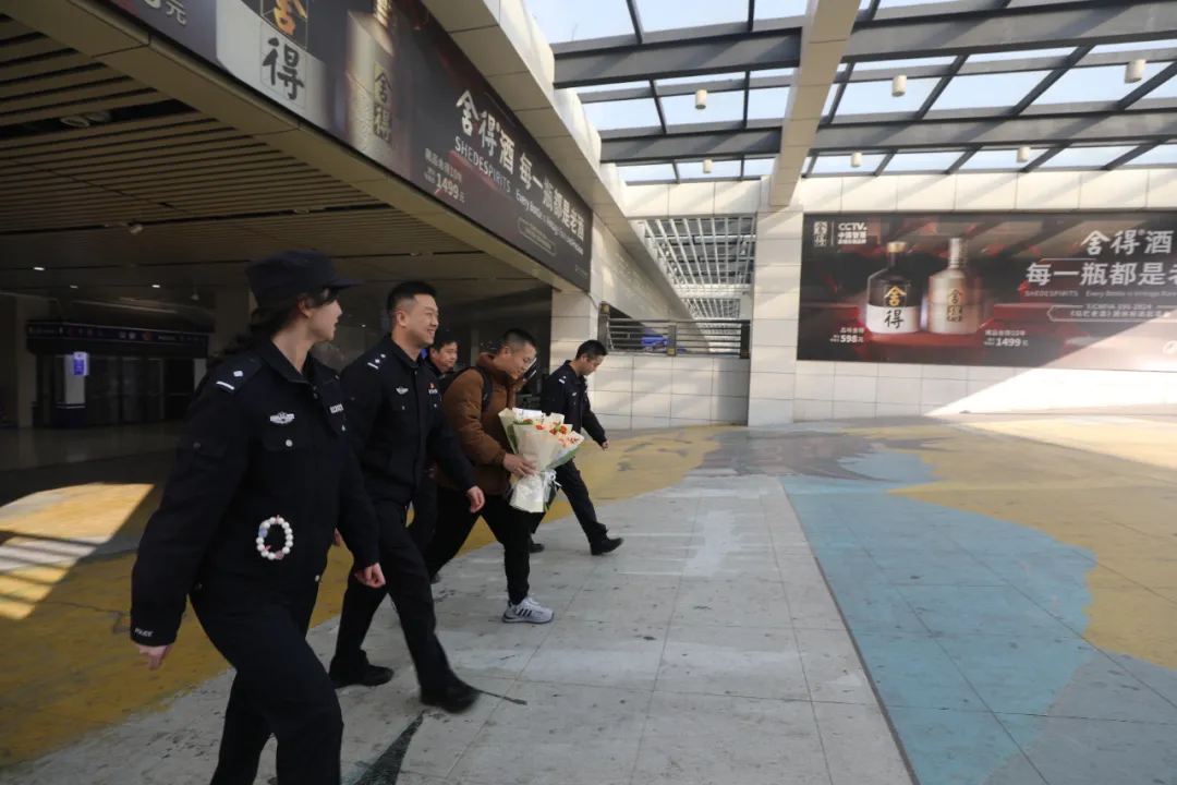 一個(gè)擁抱，父母等了26年！南鄭公安助力家庭團(tuán)圓之夢(mèng)