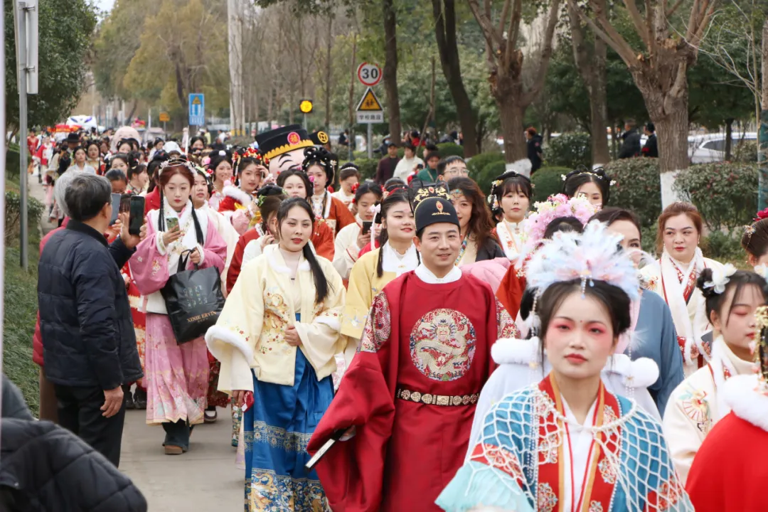 我們的節(jié)日·歡樂中國年丨西鄉(xiāng)：漢服巡游！太！驚！艷！