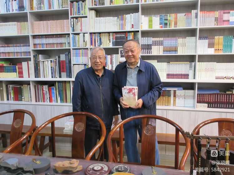 漢中老年大學(xué)詩(shī)詞學(xué)會(huì)參訪王蓬文學(xué)館紀(jì)實(shí)