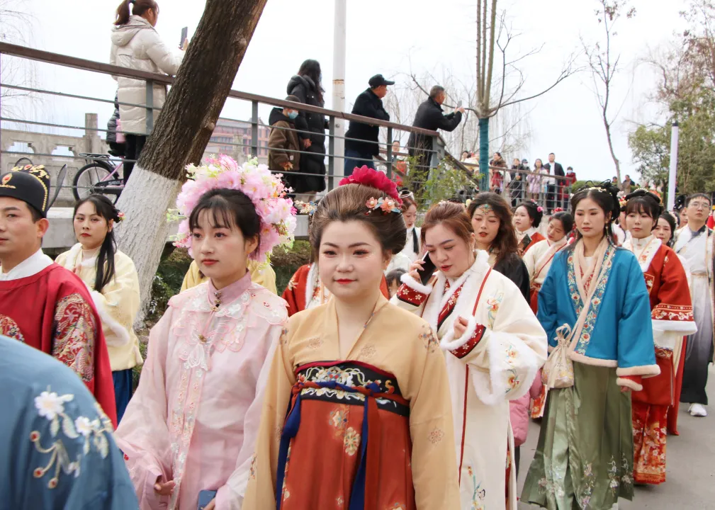 我們的節(jié)日·歡樂中國年丨西鄉(xiāng)：漢服巡游！太！驚！艷！