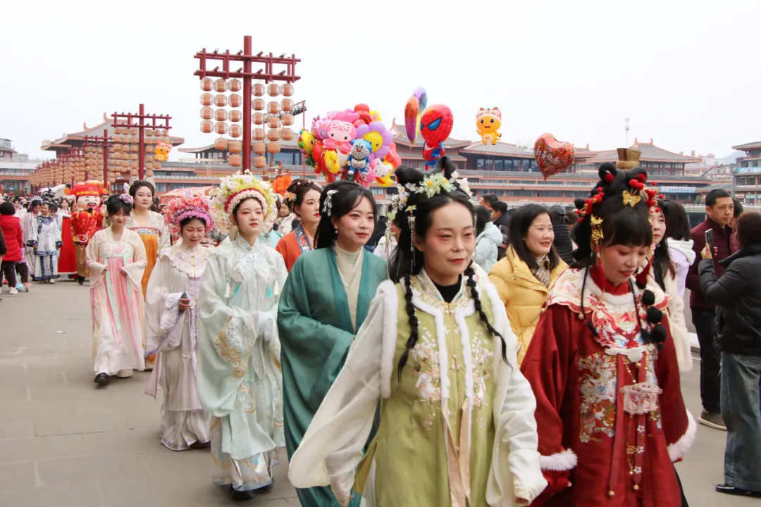 我們的節(jié)日·歡樂中國年丨西鄉(xiāng)：漢服巡游！太！驚！艷！