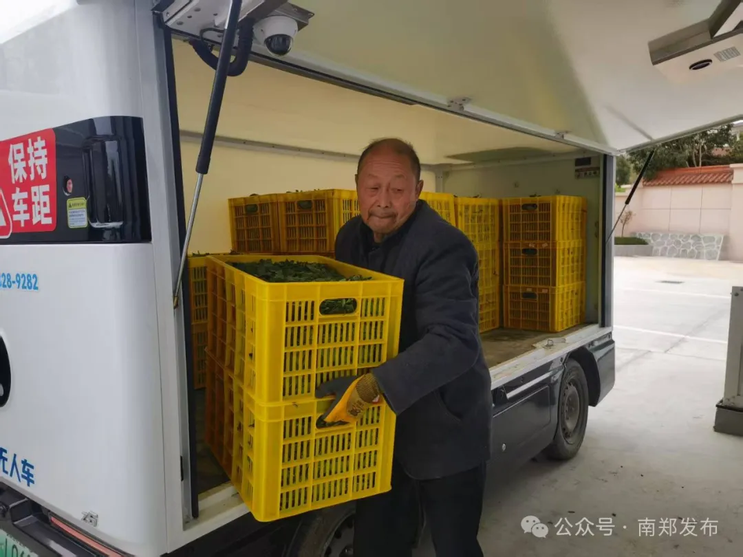 漢中田間地頭出現(xiàn)無(wú)人運(yùn)輸車(chē)