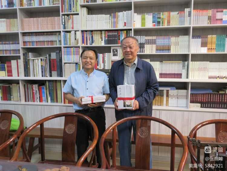 漢中老年大學(xué)詩(shī)詞學(xué)會(huì)參訪王蓬文學(xué)館紀(jì)實(shí)