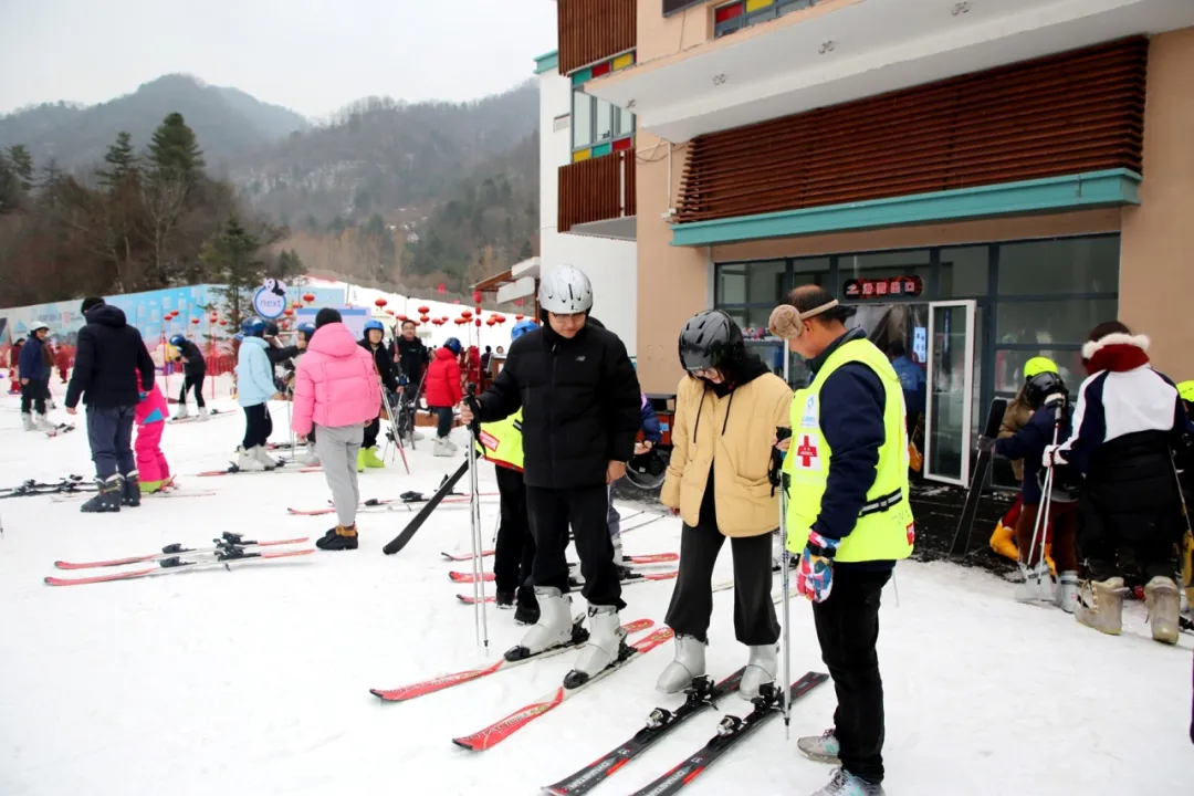 滑雪、戲雪、賞民俗！留壩景區(qū)“上才藝”