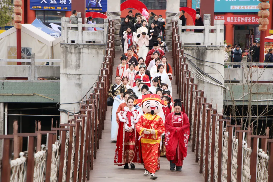 我們的節(jié)日·歡樂中國年丨西鄉(xiāng)：漢服巡游！太！驚！艷！