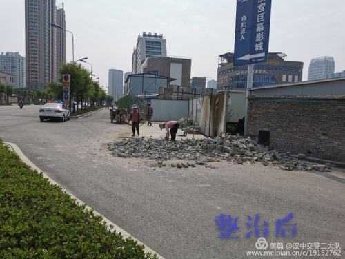 自建活動(dòng)板房修上了非機(jī)動(dòng)車道，漢中交警：拆！