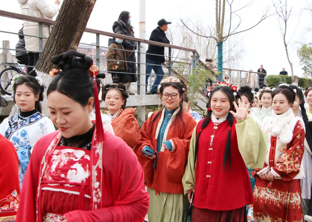 我們的節(jié)日·歡樂中國年丨西鄉(xiāng)：漢服巡游！太！驚！艷！