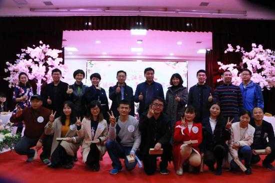 秦巴民俗村聯(lián)歡晚會上參會領導與嘉賓合影留念