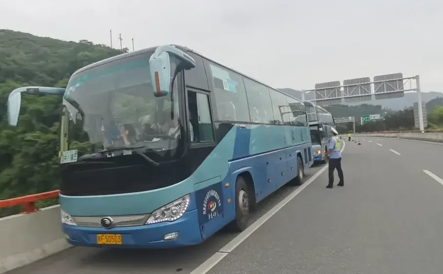 大巴故障46名學(xué)生被困高速，漢中交警迅速救援保平安