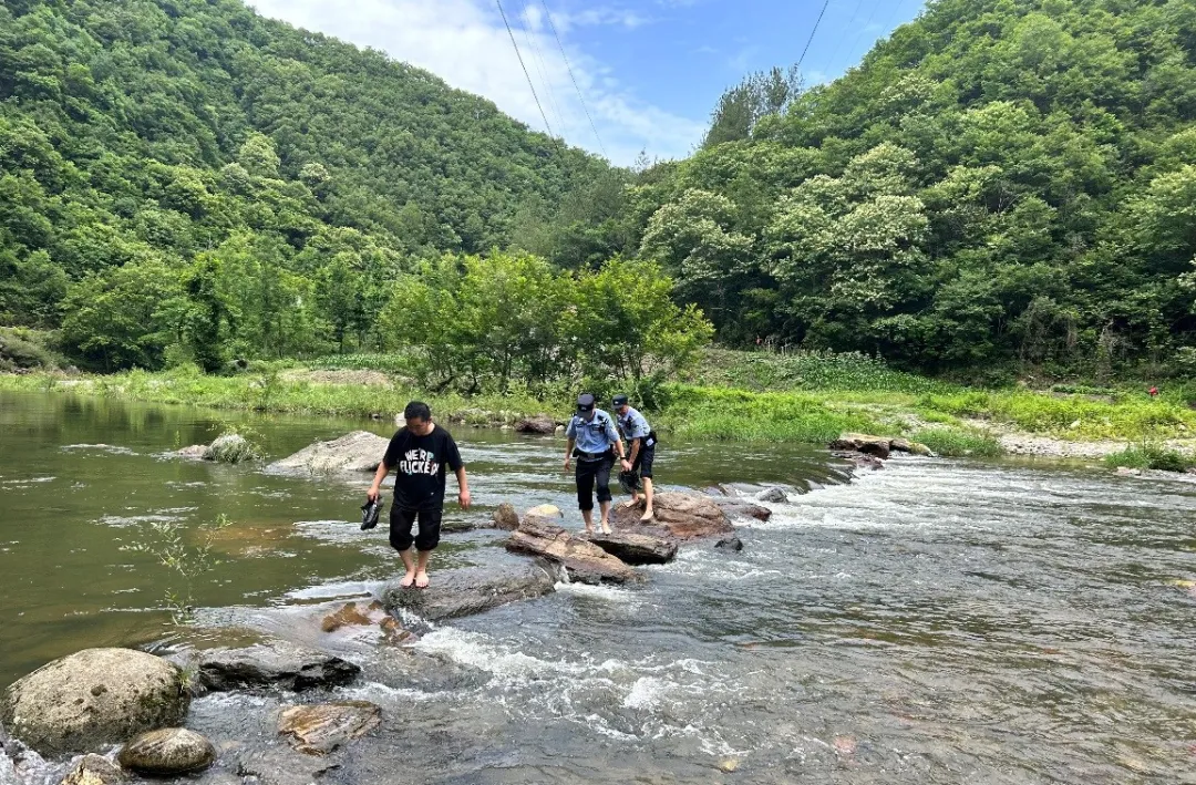 小伙任性離家出走，漢中民警深山尋回