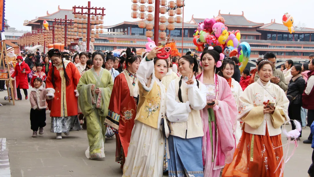 我們的節(jié)日·歡樂中國年丨西鄉(xiāng)：漢服巡游！太！驚！艷！