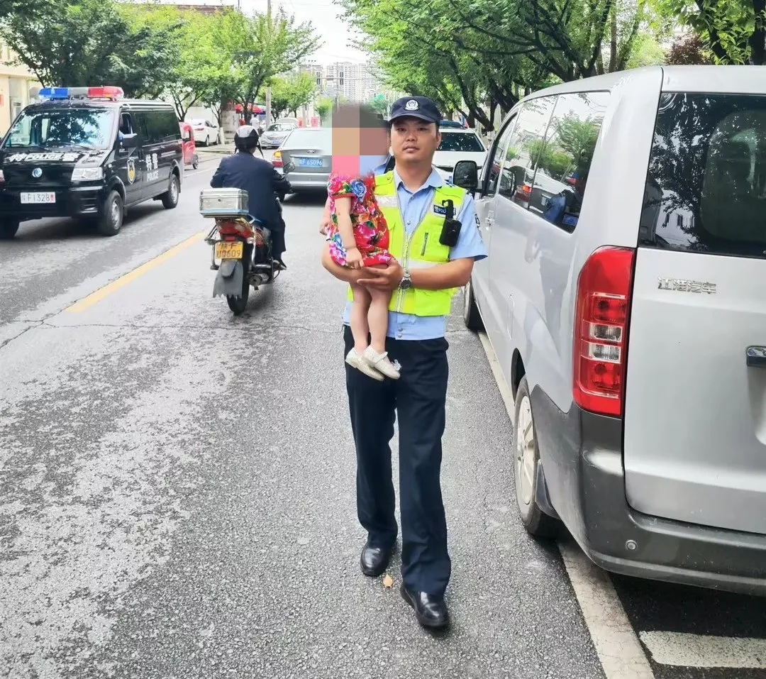 兩歲萌娃溜出家，民警化身奶爸找到家