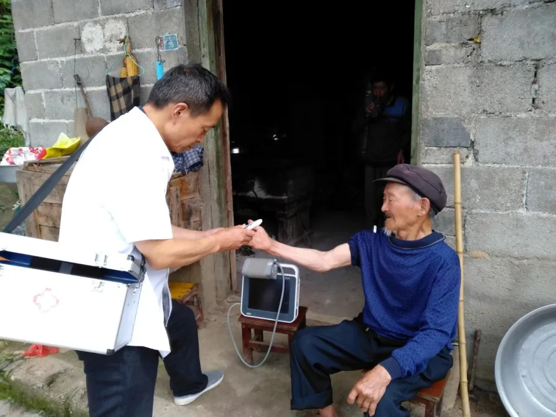 堅守！西鄉(xiāng)有這樣一位村醫(yī)……